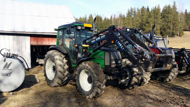 KHP-ilmastointi asennettu Valtra 900 traktoriin.