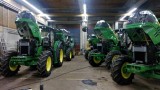 KHP-ilmastoinnin asennusta John Deere traktoreihin.